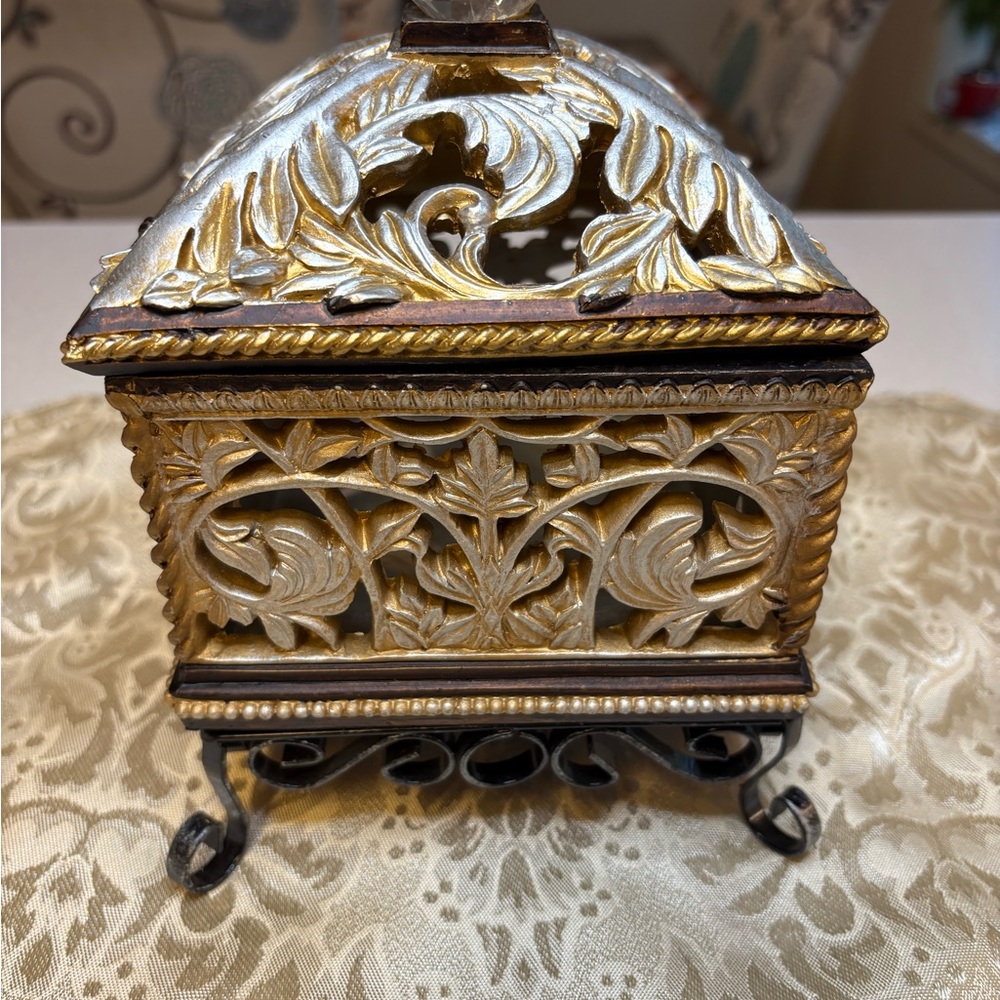 Vintage Resin Ornate Jewelry Trinket Box With A Pedestal - Picture 7 of 10